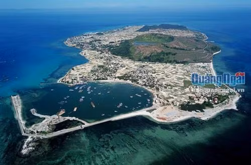 Đảo Lý Sơn nhìn từ trên cao. Ảnh: baoquangngai.vn