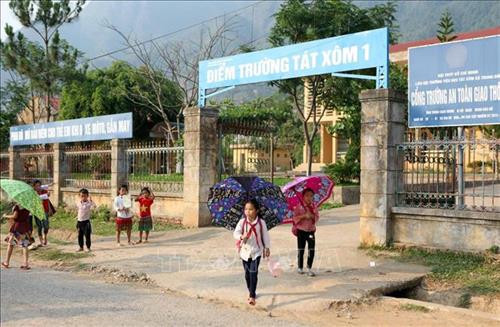 Kinh tế phát triển, ý thức người dân được nâng lên tạo điều kiện thuận lợi cho trẻ có điều kiện cắp sách đến trường, góp phần đẩy lùi tình trạng học sinh mù chữ và tái mù. Ảnh: Quý Trung – TTXVN Kinh tế phát triển, ý thức người dân được nâng lên tạo điều kiện thuận lợi cho trẻ có điều kiện cắp sách đến trường, góp phần đẩy lùi tình trạng học sinh mù chữ và tái mù. Ảnh: Quý Trung – TTXVN