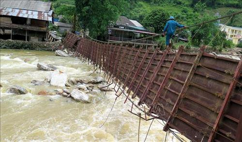 Người dân ở bản Hồ thuộc Sa Pa (Lào Cai) sinh sống bên bờ suối, tiềm ẩn nguy cơ bị lũ quét cần được di dời đến nơi an toàn. Ảnh: Hương Thu - TTXVN