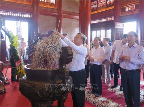 Đồng chí Trần Quốc Vượng dâng hương tưởng niệm 60 Liệt sỹ Thanh niên xung phong Đại đội 915. Ảnh: Quân Trang -TTXVN Đồng chí Trần Quốc Vượng dâng hương tưởng niệm 60 Liệt sỹ Thanh niên xung phong Đại đội 915. Ảnh: Quân Trang -TTXVN