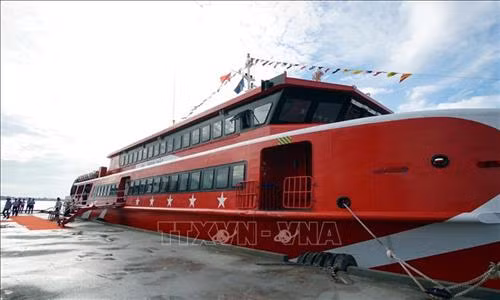 Tàu cao tốc 2 thân tuyến Sóc Trăng-Côn Đảo có sức chứa 600 hành khách với hải trình 1h45 phút. Ảnh: Trung Hiếu-TTXVN