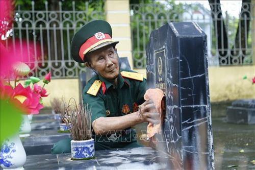Cựu chiến binh Dương Văn Dư lau dọn các phần mộ tại nghĩa trang liệt sỹ huyện Sơn Dương. Ảnh: Nam Sương - TTXVN Cựu chiến binh Dương Văn Dư lau dọn các phần mộ tại nghĩa trang liệt sỹ huyện Sơn Dương. Ảnh: Nam Sương - TTXVN