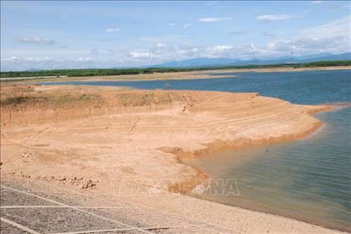Hồ chứa nước La Ngà (Quảng Trị) chỉ còn đạt 19,1% dung tích thiết kế. Ảnh: Thanh Thủy-TTXVN