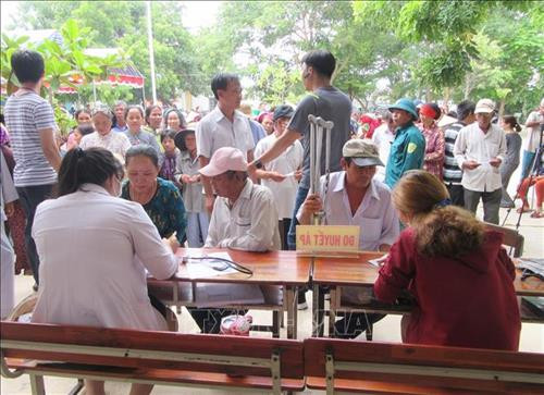 Đông đảo nhân dân xã Phước Nam (huyện Thuận Nam, Ninh Thuận) đến khám bệnh và nhận thuốc. Ảnh: Nguyễn Thành – TTXVN Đông đảo nhân dân xã Phước Nam (huyện Thuận Nam, Ninh Thuận) đến khám bệnh và nhận thuốc. Ảnh: Nguyễn Thành – TTXVN