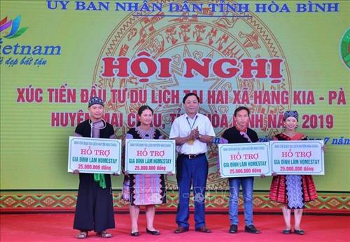 Ban chỉ đạo du lịch huyện Mai Châu hỗ trợ 4 bộ trang thiết bị với tổng trị giá 100 triệu đồng cho các hộ làm dịch vụ du lịch. Ảnh: Vũ Hà - TTXVN Ban chỉ đạo du lịch huyện Mai Châu hỗ trợ 4 bộ trang thiết bị với tổng trị giá 100 triệu đồng cho các hộ làm dịch vụ du lịch. Ảnh: Vũ Hà - TTXVN