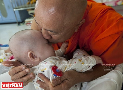 Ảnh minh họa - Sư thầy Thích Thiện Chiếu chăm bẵm từng miếng ăn, giấc ngủ cho các em.