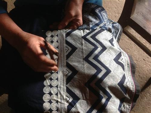 In hoa văn bằng sáp ong trên vải đòi hỏi sự tỉ mỉ, khéo léo của phụ nữ. In hoa văn bằng sáp ong trên vải đòi hỏi sự tỉ mỉ, khéo léo của phụ nữ.