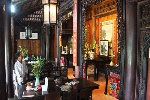 Các vật dụng trong ngôi nhà đều được làm bằng gỗ quý, chạm khắc tỉ mỉ, cầu kỳ.