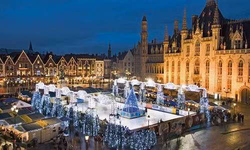 Tallinn, Estonia: Tallinn hấp dẫn du khách bằng những con phố lát đá cuội uốn lượn cùng nhiều công trình cổ. Đặc biệt, trong mùa đông, khi tuyết rơi, khách du lịch đến thành phố có cảm giác như bước vào thế giới cổ tích. Tại đây, du khách có thể ghé thăm hơn 20 tòa tháp cổ tích và Song Festival Grounds. Bên cạnh đó, từ giữa tháng 11 đến đầu tháng 1, du khách có thể khám phá khu chợ Giáng sinh tại quảng trường Town Hall Square. Ảnh: Dimbar76/Shutterstock. Copenhagen, Đan Mạch: Những tòa nhà đầy màu sắc cùng hệ thống kênh rạch và đường phố rải sỏi góp phần tạo nên một kỳ nghỉ mùa đông lý tưởng tại Copenhagen. Nơi đây có Tivoli, một trong những công viên giải trí lâu đời nhất thế giới với nhiều trải nghiệm thú vị. Bên cạnh đó, thành phố còn có hấp dẫn du khách với nhiều quán cà phê nổi tiếng như Hviids Vinstue 300 năm tuổi hay những ly rượu vang glögg huyền thoại. Ảnh: MikhailMarkovskiy/Shutterstock. Saariselkä, Lapland, Phần Lan: Lapland vốn được coi là quê hương của ông già Noel và luôn là điểm đến hấp dẫn trong mùa đông. Tại Saariselkä, ngôi làng nhỏ nằm ở trung tâm của Lapland, du khách được trải nghiệm những chuyến xe trượt tuyết chó kéo chạy qua những mặt hồ đóng băng hay ghé thăm những khu vực hoang dã và ngắm nhìn các loài động vật. Ngoài ra, trong một số hành trình đặc biệt, khách du lịch còn có cơ hội được trải nghiệm hoạt động câu cá trên băng. Ảnh: BlueOrangeStudio/Shutterstock. Bruges, Bỉ: Thành phố Bruges nổi tiếng với hệ thống kênh đào đẹp như tranh vẽ, đường phố lát đá cùng hơn 40 cửa hàng chocolate. Không chỉ vậy, đến Bruges du khách còn có thể ghé thăm tháp chuông cổ nằm ở trung tâm thành phố và leo lên 366 bậc thang của tháp để ngắm nhìn đường chân trời mờ sương cùng những tòa nhà màu phấn trắng. Bên cạnh đó, thành phố còn là nơi tổ chức Liên hoan điêu khắc đá với cung điện bằng đá rộng lớn cùng với những tác phẩm ngoạn mục là hình nhân vật Disney được yêu thích. Ảnh: Groupon. Amsterdam, Hà Lan: Vào tháng 12, những dòng kênh của Amsterdam trở thành một phòng trưng bày nghệ thuật lấp lánh với Lễ hội ánh sáng được diễn ra hàng năm. Vào thời gian này, du khách có thể ngồi trên thuyền và ngắm nhìn những tác phẩm điêu khắc cùng những ánh đèn LED rực rỡ ở khắp nơi, sau đó, dừng lại tại một gian hàng đường phố và khám phá ẩm thực nơi đây. Ngoài ra, khách du lịch còn có thể tham quan lâu đài và chiêm ngưỡng cây thông Noel khổng lồ. Ảnh: Tripmonk. St Petersburg, Nga: Vào mùa đông, tuyết phủ trắng trên những cây cầu lịch sử và cung điện lộng lẫy của St Petersburg. Nhiều thời điểm trong mùa đông, nhiệt độ tại thành phố có thể dưới mức 0 độ C càng khiến cảnh quan trở nên huyền ảo hơn. Khách du lịch đến St Pertersburg có thể ghé thăm nhà thờ Isaac với mái vòm màu vàng nổi tiếng, đến bảo tàng Hermitage có bộ sưu tập nghệ thuật ngoạn mục hoặc trượt băng tại công viên Victory hay xem người dân địa phương đánh cá đánh trên Sông Neva. Ảnh: Dimbar76/Shutterstock. Sibiu, Romania: Nằm giữa khung cảnh của dãy núi Făgăraş phủ tuyết trắng, thành phố Sibiu giống như một mê cung với đường phố nhỏ hẹp và tường thành phố cao chót vót. Những trải nghiệm nổi bật khi du khách đến Sibiu có thể kể đến như ghé thăm cây cầu Lies nổi tiếng, chiêm ngưỡng tán cây lấp lánh ánh đèn ở quảng trường chính hay xem The Nutcracker tại nhà hát Ballet Sibiu. Ảnh: Emperorcosar/Shutterstock. Edinburgh, Scotland: Ghé thăm thành phố lịch sử Edinburgh trong mùa đông, du khách được chiêm ngưỡng sân băng cùng lâu đài Edinburgh tuyệt đẹp, thưởng thức những ly rượu whisky ấm áp hay đi bộ trên tuyến đường Royal Mile nổi tiếng. Ngoài ra, du khách còn có cơ hội tham gia lễ hội Hogmanay chào đón năm mới sôi động với các buổi hòa nhạc náo nhiệt cùng những màn pháo hoa và rước đuốc rực rỡ. Ảnh: ScenicShutterbug/Shutterstock. Vườn quốc gia Vatnajökull, Iceland: Iceland là điểm đến hàng đầu cho những chuyến phiêu lưu mùa đông, trong đó, nổi bật nhất là các hang động băng ở vườn quốc gia Vatnajökull. Những hang động băng được hình thành trong mùa đông ở đây thu hút không ít du khách từ khắp nơi trên thế giới. Tuy nhiên, những chuyến tham quan này luôn cần hướng dẫn viên vì những hang động có thể sụp đổ bất cứ lúc nào. Sau một buổi sáng khám phá hang động băng, du khách có thể đến Hoffell Hot Tubs và nghỉ ngơi tại một trong 5 hồ bơi có không gian cảnh quan ngoạn mục tại đây. Ảnh: AnnaOm/Shutterstock. Vienna, nước Áo: Với cung điện hoàng gia, những khu chợ Giáng sinh quyến rũ và văn hóa cà phê hấp dẫn, Vienna là thành phố thu hút không ít du khách trong mùa đông. Đây cũng là nơi phát minh ra những quả cầu tuyết vào những năm 1900. Đến Vienna, du khách được ngắm nhìn ánh đèn lấp lánh của từ bánh xe Ferris khổng lồ, thưởng thức những ly chocolate nóng tại một trong những quán cà phê trang nhã sau đó ghé thăm bảo tàng cầu tuyết. Ảnh: DiyanaDimitrova/Shutterstock. Prague, Cộng hòa Séc: Phố cổ lấp lánh ánh sáng, những mái nhà màu đỏ tuyết phủ, khu chợ giáng sinh nhộn nhịp hay ẩm thực phong phú là những yếu tố thu hút du khách đến Prague trong mùa đông. Bên cạnh đó, du khách đến Prague còn có thể tham gia một chuyến đi trong ngày tới vườn quốc gia České Švýcarsko, còn được gọi là Thụy Sĩ của Séc, ngắm nhìn các sườn núi cùng những ngọn đồi phủ đầy tuyết hay ghé thăm cây cầu đá gỗ khổng lồ Pravčická brána. Ảnh: Feelgoodstudio/Shutterstock.