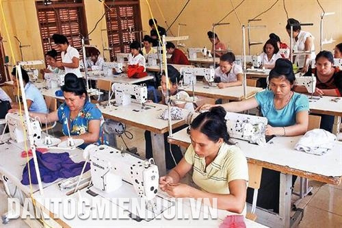 Các cơ sở dạy nghề tư thục của tỉnh Ninh Thuận thu hút đông đảo lao động nông thôn học nghề may. Ảnh: Công Thử