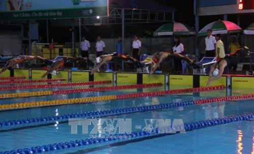 Xuất phát nội dung lặn chân vịt nam. Ảnh: Xuân Dự - TTXVN