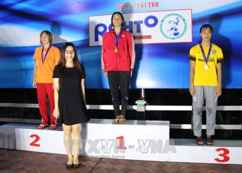 Trao huy chương nội dung cá nhân nữ. Ảnh: Xuân Dự - TTXVN