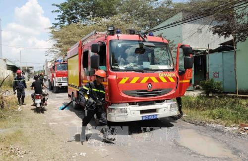 Lực lượng PCCC huyện Bình Chánh có mặt tại hiện trường giải quyết vụ việc. Ảnh: An Hiếu - TTXVN