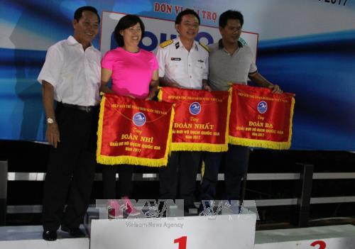 Trao giải toàn đoàn cho các đơn vị. Ảnh: Xuân Dự - TTXVN