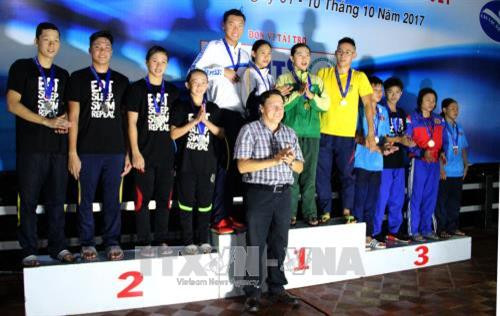Trao huy chương nội dung bơi tiếp sức đồng đội. Ảnh: Xuân Dự - TTXVN
