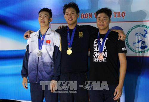 Hoàng Quý Phước (giữa) nhận huy chương vàng nội dung cá nhân. Ảnh: Xuân Dự - TTXVN