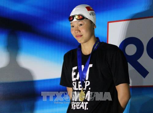 Nguyễn Thị Ánh Viên nhận huy chương vàng cá nhân. Ảnh: Xuân Dự - TTXVN