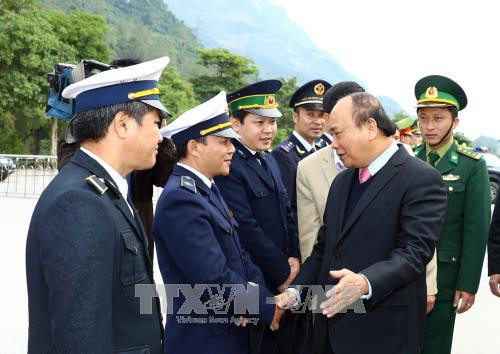 Thủ tướng Nguyễn Xuân Phúc với các cán bộ, chiến sỹ lực lượng chức năng làm nhiệm vụ tại Cửa khẩu quốc tế Thanh Thuỷ. Ảnh: Thống Nhất –TTXVN