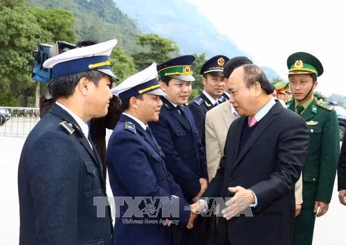 Thủ tướng Nguyễn Xuân Phúc với các cán bộ, chiến sỹ lực lượng chức năng làm nhiệm vụ tại Cửa khẩu quốc tế Thanh Thuỷ. Ảnh: Thống Nhất –TTXVN Thủ tướng Nguyễn Xuân Phúc với các cán bộ, chiến sỹ lực lượng chức năng làm nhiệm vụ tại Cửa khẩu quốc tế Thanh Thuỷ. Ảnh: Thống Nhất –TTXVN