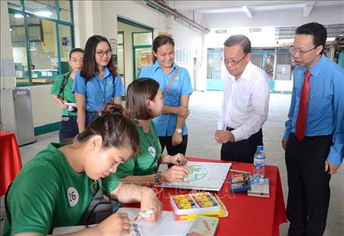 Lãnh đạo Thành phố Hồ Chí Minh tham dự các hoạt động tại Công ty TNHH Lạc Tỷ hưởng ứng Tháng Công nhân năm 2019. Ảnh: TTXVN Lãnh đạo Thành phố Hồ Chí Minh tham dự các hoạt động tại Công ty TNHH Lạc Tỷ hưởng ứng Tháng Công nhân năm 2019. Ảnh: TTXVN