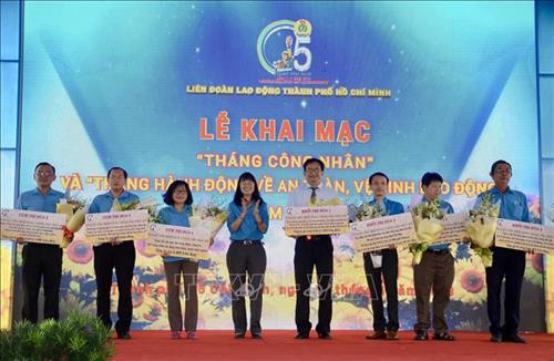 Các cụm, khối thi đua đăng ký các công trình thi đua tại lễ khai mạc Tháng Công nhân năm 2019. Ảnh: TTXVN Các cụm, khối thi đua đăng ký các công trình thi đua tại lễ khai mạc Tháng Công nhân năm 2019. Ảnh: TTXVN