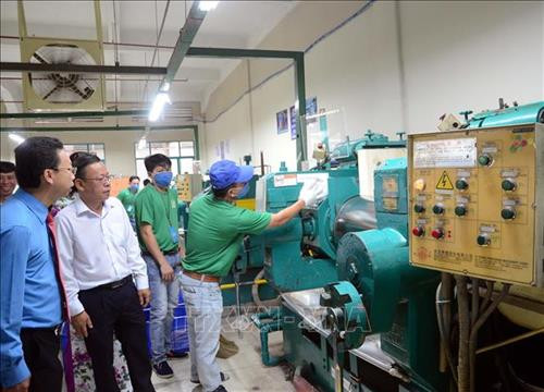 Công nhân Công ty TNHH Lạc Tỷ làm vệ sinh máy móc, nhà xưởng nhân Tháng hành động về an toàn, vệ sinh lao động và phát động phong trào “Công nhân vì thành phố Xanh - Sạch - Đẹp” năm 2019. Ảnh: TTXVN Công nhân Công ty TNHH Lạc Tỷ làm vệ sinh máy móc, nhà xưởng nhân Tháng hành động về an toàn, vệ sinh lao động và phát động phong trào “Công nhân vì thành phố Xanh - Sạch - Đẹp” năm 2019. Ảnh: TTXVN