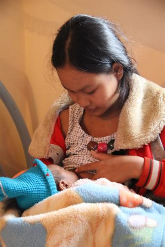 Mới có 14 tuổi nhưng Ma Nghiệm đã là mẹ. Ảnh: Nam Sương - TTXVN