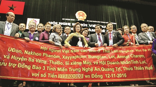 Nhân dịp dự hội nghị, nhóm đại biểu kiều bào Thái Lan quyên góp ủng hộ, giúp đỡ đồng bào các tỉnh miền Trung khắc phục thiên tai bão lũ