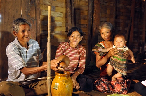 Gia đình người dân tộc sinh sống trong nhà dài tại huyện Bảo Lâm, tỉnh Lâm Đồng.