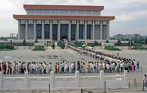 Thiên An Môn là quảng trường lớn nằm ở trung tâm Thủ đô Bắc Kinh, Trung Quốc. Tên của nơi này có nghĩa là “cánh cổng thiên đường bình an”, được đặt theo tên cổng phía bắc của Tử Cấm Thành, được xây dựng năm 1417 dưới thời nhà Minh. Ảnh: Bayubuanatravel. Đây là nơi tập trung nhiều công trình kiến trúc có ý nghĩa lịch sử, văn hóa như tháp Thiên An Môn, đài tưởng niệm anh hùng nhân dân, hội trường Nhân dân, lăng Mao Trạch Đông. Ảnh: Sonnyphotos. Phía bắc của quảng trường là tháp Thiên An Môn, dài 66 m, rộng 37 m và cao 32 m. Ban đầu, tháp là công trình bằng gỗ cao 3 tầng, là nơi tổ chức lễ đăng cơ của hoàng đế. Ảnh: Kasperskycontenthub. Sau nhiều lần bị phá hủy vì chiến tranh, hỏa hoạn, tháp được xây dựng lại vào năm 1970 và giữ nguyên kiến trúc đến nay. Ảnh: Grahamdigital. 5 cây cầu bằng đá cẩm thạch trắng là lối đi vào 5 cổng vòm ở tháp Thiên An Môn. Cây cầu lớn nhất nằm ở giữa dành cho nhà vua, 4 cầu còn lại đi vào 4 cổng nhỏ hơn dành cho các quan đại thần. Cho đến năm 1911, khi triều đại phong kiến cuối cùng kết thúc, chỉ hoàng gia và các quan đại thần mới được phép vào trong tháp. Ảnh: wallpaperweb. Ở phía trước tháp đặt hai cột đá, mỗi cột cao 10m, nặng 10 tấn, chạm khắc hình rồng và nhiều tượng đá sư tử. Sư tử được đặt trước cổng tháp với ý nghĩa trừ tà ma. Ảnh: Sonnyphotos. Đài tưởng niệm anh hùng nhân dân cao 37,94 m, nằm ở trung tâm của quảng trường Thiên An Môn, được xây dựng bằng đá granit vào năm 1952, khắc tên những anh hùng có công trong lịch sử Trung Quốc. Ảnh: Panoramio. Phía tây quảng trường là hội trường Nhân dân, được xây dựng năm 1959, là địa điểm tổ chức các cuộc họp Quốc hội Trung Quốc và các hoạt động chính trị, ngoại giao khác. Ảnh: Panoramio. Là một địa điểm công cộng thu hút đông người, khắp nơi trong Quảng trường Thiên An Môn đều gắn máy quay an ninh và có cảnh sát đứng gác. Ảnh: Sonnyphotos. Lăng Chủ tịch Mao Trạch Đông nằm ở phía nam quảng trường. Theo quy định, khi vào thăm lăng, du khách cần cởi bỏ mũ, túi xách, để điện thoại di động, các thiết bị ghi âm chụp hình bên ngoài. Ảnh: Thebeijinger. Một địa điểm hấp dẫn du khách khác ở quảng trường Thiên An Môn là bảo tàng Quốc gia Trung Quốc. Bảo tàng được khánh thành năm 2003, là sự kết hợp của bảo tàng Lịch sử và bảo tàng Cách mạng Trung Quốc. Bên trong trưng bày hàng nghìn vật thể, hình ảnh, sách và mô hình thể hiện cho sự phát triển lịch sử của quốc gia này. Ảnh: Sonnyphotos. Với tổng diện tích lên đến 440.000 m2, quảng trường Thiên An Môn được đánh giá là một trong những quảng trường lớn nhất thế giới. Sự hấp dẫn của nó không đến từ quy mô hay kiến trúc mà đến từ bề dày lịch sử 600 năm cùng các công trình có ý nghĩa văn hóa lịch sử xung quanh. Ảnh: Staticflickr. Quảng trường là nơi diễn ra nhiều dấu mốc lịch sử quan trọng của Trung Quốc. Ngày nay, đây cũng là nơi tổ chức nhiều sự kiện văn hóa chính trị lớn. Mỗi ngày, quảng trường đón nhận hàng nghìn lượt du khách đến thăm và tìm hiểu lịch sử. Ảnh: KMBU. Cùng với Tử Cấm Thành, quảng trường Thiên An Môn là địa điểm mà bạn không nên bỏ lỡ nếu đến du lịch Trung Quốc. Ảnh: Staticflickr.