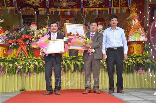 Nhân dịp này, cán bộ và nhân dân xã Ngư Lộc, huyện Hậu Lộc đã nhận Giấy chứng nhận cấp tỉnh điểm du lịch Diêm Phố. Ảnh: Hoa Mai - TTXVN Nhân dịp này, cán bộ và nhân dân xã Ngư Lộc, huyện Hậu Lộc đã nhận Giấy chứng nhận cấp tỉnh điểm du lịch Diêm Phố. Ảnh: Hoa Mai - TTXVN