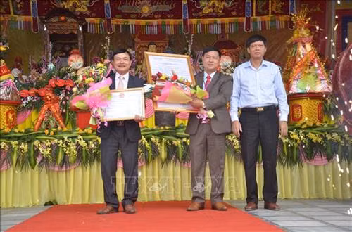 Nhân dịp này, cán bộ và nhân dân xã Ngư Lộc, huyện Hậu Lộc đã nhận Giấy chứng nhận cấp tỉnh điểm du lịch Diêm Phố. Ảnh: Hoa Mai - TTXVN