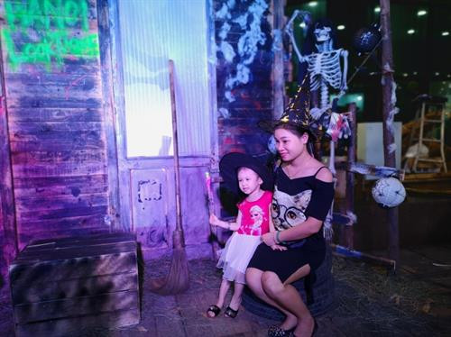 Ở Việt Nam có ngày “xá tội vong nhân” rằm tháng 7, cũng gần giống lễ hội Halloween của phương Tây, với quan niệm là ngày mở cửa địa ngục, các linh hồn được phép lên cõi dương đoàn tụ với gia đình. Trước đây, ngày này mang nhiều ý nghĩa về tôn giáo nhưng hiện nay, lễ hội Halloween đơn thuần là dịp để người lớn, trẻ nhỏ có dịp vui chơi.
