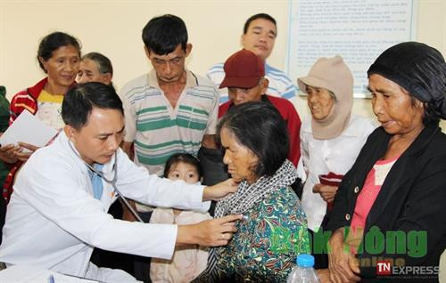 Các y, bác sĩ đến từ TP. Hồ Chí Minh khám bệnh và tư vấn sức khỏe cho bà con dân tộc thiểu số ở xã Quảng Sơn, huyện Đắk Glong, tỉnh Đắk Nông. Ảnh: baodaknong.org.vn Các y, bác sĩ đến từ TP. Hồ Chí Minh khám bệnh và tư vấn sức khỏe cho bà con dân tộc thiểu số ở xã Quảng Sơn, huyện Đắk Glong, tỉnh Đắk Nông. Ảnh: baodaknong.org.vn