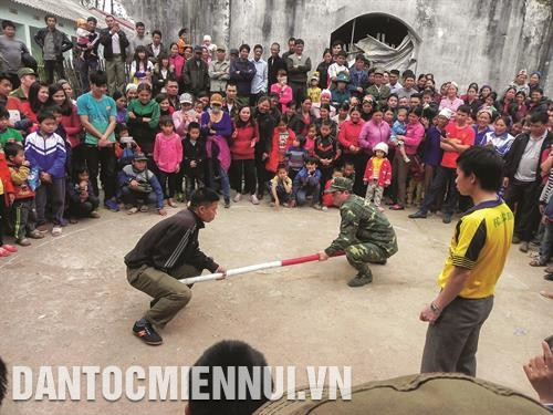 Nhân ngày Biên phòng toàn dân, cán bộ, chiến sĩ Đồn Biên phòng Chi Lăng thi đẩy gậy với nhân dân xã Bính Xá. Ảnh: Hoàng Hà