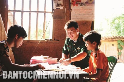 Không chỉ nhận đỡ đầu cho học sinh trong chương trình "Nâng bước em tới trường", cán bộ, chiến sĩ Đồn Biên phòng Chi Lăng còn thường xuyên hướng dẫn các em học bài để nắm vững kiến thức. Ảnh: Hoàng Hà
