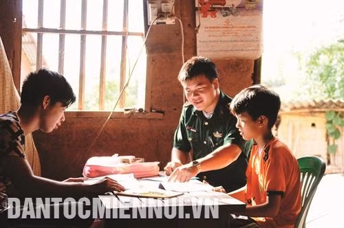Không chỉ nhận đỡ đầu cho học sinh trong chương trình "Nâng bước em tới trường", cán bộ, chiến sĩ Đồn Biên phòng Chi Lăng còn thường xuyên hướng dẫn các em học bài để nắm vững kiến thức. Ảnh: Hoàng Hà