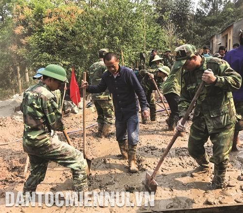 Cán bộ, chiến sĩ Đồn Biên phòng Chi Lăng phối hợp với nhân dân làm đường vào thôn Pò Nâm, xã Bính Xá, huyện Đình Lập. Ảnh: Hoàng Hà