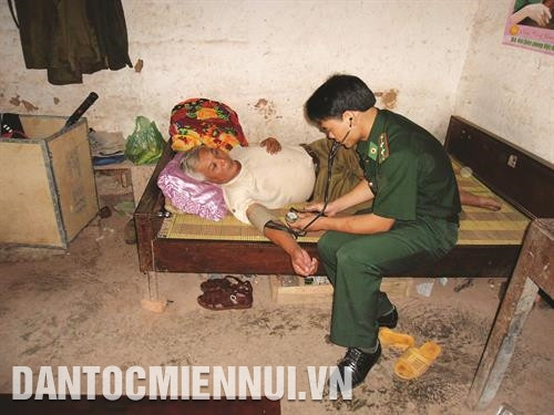 Cán bộ, chiến sĩ Đồn Biên phòng Chi Lăng thường xuyên khám, chữa bệnh cho người dân trên địa bàn. Ảnh: Hoàng Hà