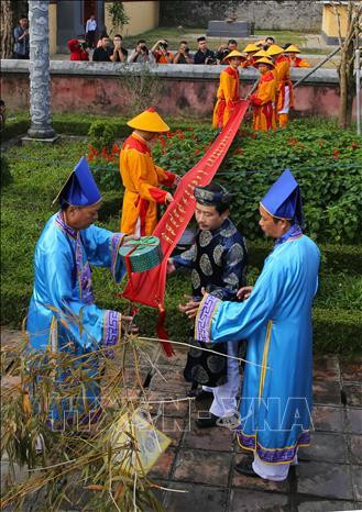 Lễ dựng nêu tại Triệu Tổ Miếu trong Đại Nội Huế. Ảnh: Hồ Cầu-TTXVN Lễ dựng nêu tại Triệu Tổ Miếu trong Đại Nội Huế. Ảnh: Hồ Cầu-TTXVN