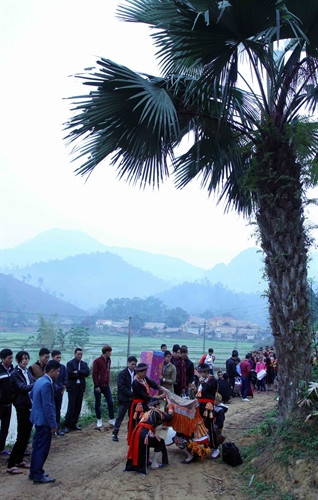 Lễ cưới của người Dao đỏ chứa đựng nhiều những giá trị về văn hóa, lịch sử. Lễ cưới của người Dao đỏ chứa đựng nhiều những giá trị về văn hóa, lịch sử.