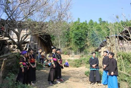 Xóm Nà Van, xã Hồng Trị, huyện Bảo Lạc có khoảng 70 nóc nhà dựa lưng vào núi. Mấy năm gần đây được sự quan tâm đầu tư của Đảng, Nhà nước, đời sống của bà con Lô Lô xóm Nà Van được cải thiện đáng kể. Người phụ nữ Lô Lô xóm Nà Van ai cũng biết se tơ, dệt vải. Trang phục truyền thống của người Lô Lô. Trang phục nam giới Lô Lô đơn giản hơn, màu đen cài khuy ngang, quần ống rộng gần giống quần áo của người Tày, Nùng. Ngày Tết, mọi người quây quần bên bếp lửa, chuẩn bị mâm cơm cúng tổ tiên. Sáng mùng 1 Tết, người đàn ông lớn tuổi trong gia đình sửa soạn bàn thờ mời tổ tiên về đón Tết cùng gia đình. Khách đến chơi nhà được người Lô Lô đón tiếp nồng hậu. Ngày Tết, mọi người khi gặp nhau đều gửi lời chúc phúc cho nhau bằng những làn điệu dân ca mượt mà, sâu lắng. Xóm Nà Van, xã Hồng Trị, huyện Bảo Lạc có khoảng 70 nóc nhà dựa lưng vào núi. Mấy năm gần đây được sự quan tâm đầu tư của Đảng, Nhà nước, đời sống của bà con Lô Lô xóm Nà Van được cải thiện đáng kể. Người phụ nữ Lô Lô xóm Nà Van ai cũng biết se tơ, dệt vải. Trang phục truyền thống của người Lô Lô. Trang phục nam giới Lô Lô đơn giản hơn, màu đen cài khuy ngang, quần ống rộng gần giống quần áo của người Tày, Nùng. Ngày Tết, mọi người quây quần bên bếp lửa, chuẩn bị mâm cơm cúng tổ tiên. Sáng mùng 1 Tết, người đàn ông lớn tuổi trong gia đình sửa soạn bàn thờ mời tổ tiên về đón Tết cùng gia đình. Khách đến chơi nhà được người Lô Lô đón tiếp nồng hậu. Ngày Tết, mọi người khi gặp nhau đều gửi lời chúc phúc cho nhau bằng những làn điệu dân ca mượt mà, sâu lắng.