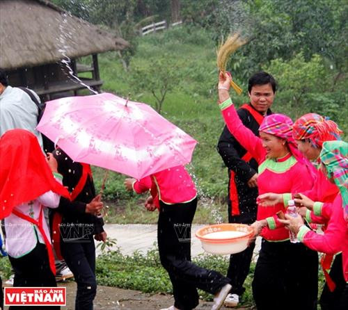 Cô dâu được chị gái chuẩn bị trang phục trong ngày cưới. Chú rể dùng ngựa giấy đi đón cô dâu. Nhà trai cử một người phụ nữ to khỏe cõng cô dâu về nhà trai. Cô dâu chú rể được thầy cúng dùng nước té lên người để đuổi tà ma trước khi lên đường sang nhà trai. Cô dâu được nhà trai đón về nhà làm lễ. Chú rể mở tấm khăn đỏ khi đón cô dâu về phòng cưới. Cô dâu về nhà chồng, cởi băng đỏ cho chú rể. Cô dâu được chị gái chuẩn bị trang phục trong ngày cưới. Chú rể dùng ngựa giấy đi đón cô dâu. Nhà trai cử một người phụ nữ to khỏe cõng cô dâu về nhà trai. Cô dâu chú rể được thầy cúng dùng nước té lên người để đuổi tà ma trước khi lên đường sang nhà trai. Cô dâu được nhà trai đón về nhà làm lễ. Chú rể mở tấm khăn đỏ khi đón cô dâu về phòng cưới. Cô dâu về nhà chồng, cởi băng đỏ cho chú rể.