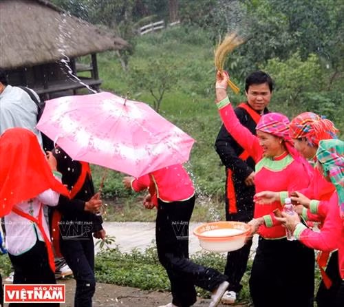 Cô dâu được chị gái chuẩn bị trang phục trong ngày cưới. Chú rể dùng ngựa giấy đi đón cô dâu. Nhà trai cử một người phụ nữ to khỏe cõng cô dâu về nhà trai. Cô dâu chú rể được thầy cúng dùng nước té lên người để đuổi tà ma trước khi lên đường sang nhà trai. Cô dâu được nhà trai đón về nhà làm lễ. Chú rể mở tấm khăn đỏ khi đón cô dâu về phòng cưới. Cô dâu về nhà chồng, cởi băng đỏ cho chú rể.