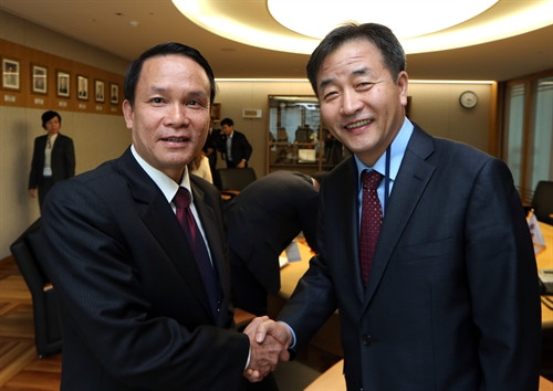 Ngày 16/11, tại thủ đô Seoul, Tổng Giám đốc Thông tấn xã Việt Nam, ông Nguyễn Đức Lợi (trái) đã có cuộc gặp Tổng Giám đốc Hãng thông tấn Yonhap của Hàn Quốc, ông Park No-hwang (phải) bên lề Hội nghị Ban chấp hành Tổ chức các cơ quan thông tấn khu vực châu Á - Thái Bình Dương lần thứ 39, diễn ra trong hai ngày 16-17/11. Yonhap-TTXVN Ngày 16/11, tại thủ đô Seoul, Tổng Giám đốc Thông tấn xã Việt Nam, ông Nguyễn Đức Lợi (trái) đã có cuộc gặp Tổng Giám đốc Hãng thông tấn Yonhap của Hàn Quốc, ông Park No-hwang (phải) bên lề Hội nghị Ban chấp hành Tổ chức các cơ quan thông tấn khu vực châu Á - Thái Bình Dương lần thứ 39, diễn ra trong hai ngày 16-17/11. Yonhap-TTXVN