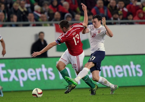 Tiền đạo Daniel Bode (trái), đội tuyển Hungary tranh bóng với cầu thủ đội tuyển Nauy trong trận lượt về. AFP/TTXVN Tiền đạo Daniel Bode (trái), đội tuyển Hungary tranh bóng với cầu thủ đội tuyển Nauy trong trận lượt về. AFP/TTXVN