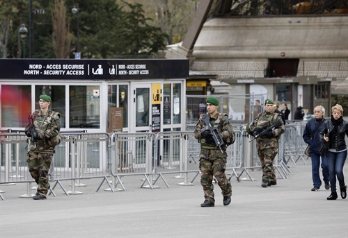 Binh sĩ Pháp tuần tra tại khu vực Tháp Eiffel ở Paris ngày 14/11. AFP/TTXVN
