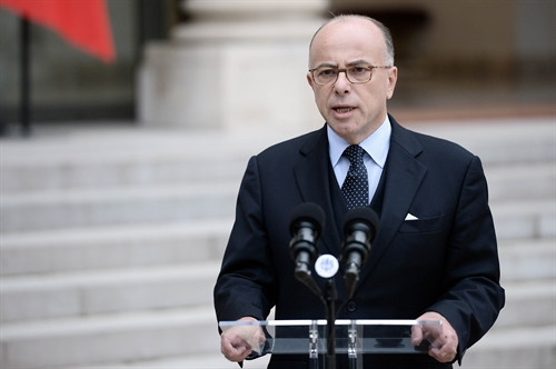 Bộ trưởng Nội vụ Pháp Bernard Cazeneuve phát biểu sau một cuộc họp nội các khẩn cấp ở thủ đô Paris ngày 14/11. AFP/TTXVN
