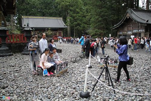 Nói đến Nikko, người hiểu lịch sử Nhật Bản liền nghĩ ngay đến Nikko Toshogu, một đền đài nguy nga nhất của xứ Phù Tang được UNESCO công nhận là di sản văn hoá thế giới vào năm 1999. Đường vào đền Nikko Toshogu vắt ngang con sông Daiya, với cây cầu Thần gỗ cong (Shin kyo) sơn son đẹp mắt, giống như cầu Thê Húc ở Hồ Gươm, Hà Nội. Đây là một trong 3 cây cầu đẹp nhất Nhật Bản. Nikko được ví như viên đá quý, bởi vẻ đẹp tự nhiên và vẻ đẹp kiến trúc Nhật Bản. Kiến trúc điện thờ vô cùng sắc sảo. Các nhà sử học ước lượng rằng để hoàn tất kiến trúc đền thờ Toshogu tốn khoảng 40 tỷ yen vào thời điểm ngày nay (8.547 tỷ đồng). Đền chùa Nikko là tên gọi chung của quần thể đền, chùa cổ nổi tiếng ở thành phố Nikko, tỉnh Tochigi. Dân địa phương thường gọi quần thể này là "hai đền một chùa", bởi quần thể gồm hai đền thờ Thần đạo Nikko Tosho-gu (đền Futarasan) và một ngôi chùa Phật giáo là chùa Rinno. 5 kiến trúc của đền Nikko Toshogu đã được Nhật Bản xếp vào hàng quốc bảo, và ba kiến trúc khác là tài sản văn hóa trọng yếu. Lăng mộ đền thờ của tướng quân Tokugawa được thiết kế tạo ra được một không gian rất trang nghiêm. Lối vào cổng chính rộng rãi, đường trải đá nhỏ màu xám, những rặng thông cao vút tạo ra một không gian uy nghi, thanh tịnh. Đại lộ những cây tuyết tùng được trồng xếp hàng dài ngay ngắn nằm ở hai bên vệ đường, được gọi là Sugi. Sau khi tướng quân Tokugawa Ieyasu chết năm 1616, Masatsuna Matsudaira đã xây dựng đền Nikko Toshogu, và ông bắt đầu trồng cây tuyết tùng Nhật Bản dọc theo con đường chính dẫn đến Nikko. Người ta ước tính có khoảng 200.000 cây tuyết tùng được trồng trong dịp này. Số lượng cây giảm đi rất nhiều và hiện nay chỉ còn 13.000 cây. Ðông Chiêu Cung - Toshogu - là tên gọi của đền thờ tướng quân Shogun Tokugawa Ieyasu - Ðức Xuyên Gia khang. Ông mất vào năm 1616 và con trai ông đã chọn Nikko làm nơi xây dựng đền thờ. Hơn 4 triệu người thợ làm trong trong 1 năm rưỡi để hoàn thiện cụm đền thờ có kiến trúc vô cùng sắc sảo này. Tổ hợp kiến trúc là điểm tuyệt vời trong số các tuyệt tác kiến trúc Nhật Bản thể hiện lối trang trí sang trọng và tinh tế. Kiến trúc đền thờ Toshogu để lại cho người sau cả một kho tàng về triết lý nhân sinh. Các hình ảnh khỉ đã được nhân cách hóa mô tả về đời sống con người. Một trong số đó có bức đặc biệt nhất khắc 3 chú khỉ, có tên từng chú khỉ là Kikazaru (bịt tai), Mizaru (bịt mắt) và Iwazaru (bịt miệng). Ba chú khỉ với vẻ mặt ngộ nghĩnh là hình tượng người Nhật Bản biểu đạt triết lý nhà Phật dạy rằng không nghe điều bậy, không nhìn điều bậy, không nói điều bậy. Bức khắc này của nghệ nhân Hidari Jingoro nổi tiếng từ thế kỉ 17. Hiện đền cũng là nơi những gia đình quyền quý tổ chức lễ thành hôn. Hàng năm đền thờ tướng quân Tokugawa - nơi được mệnh danh là ”Di Hòa Viên” của Nhật Bản, thu hút hàng trăm ngàn lượt khách du lịch.