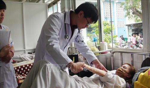 Bác sĩ bệnh viện Đa khoa trung tâm tỉnh Tiền Giang thăm khám cho bệnh nhân mắc sốt xuất huyết. Ảnh: Nam Thái - TTXVN Bác sĩ bệnh viện Đa khoa trung tâm tỉnh Tiền Giang thăm khám cho bệnh nhân mắc sốt xuất huyết. Ảnh: Nam Thái - TTXVN